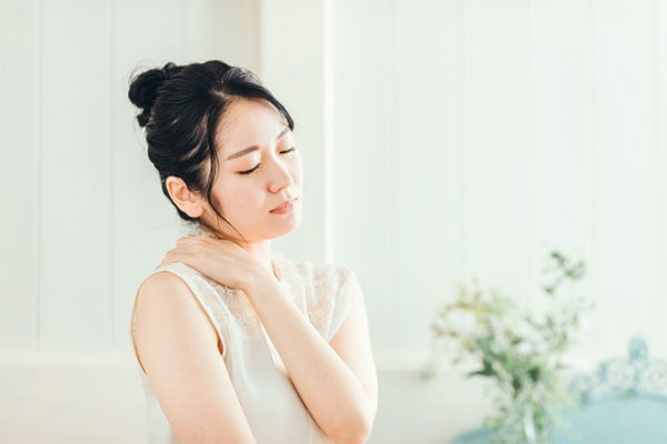 首の痛い女性